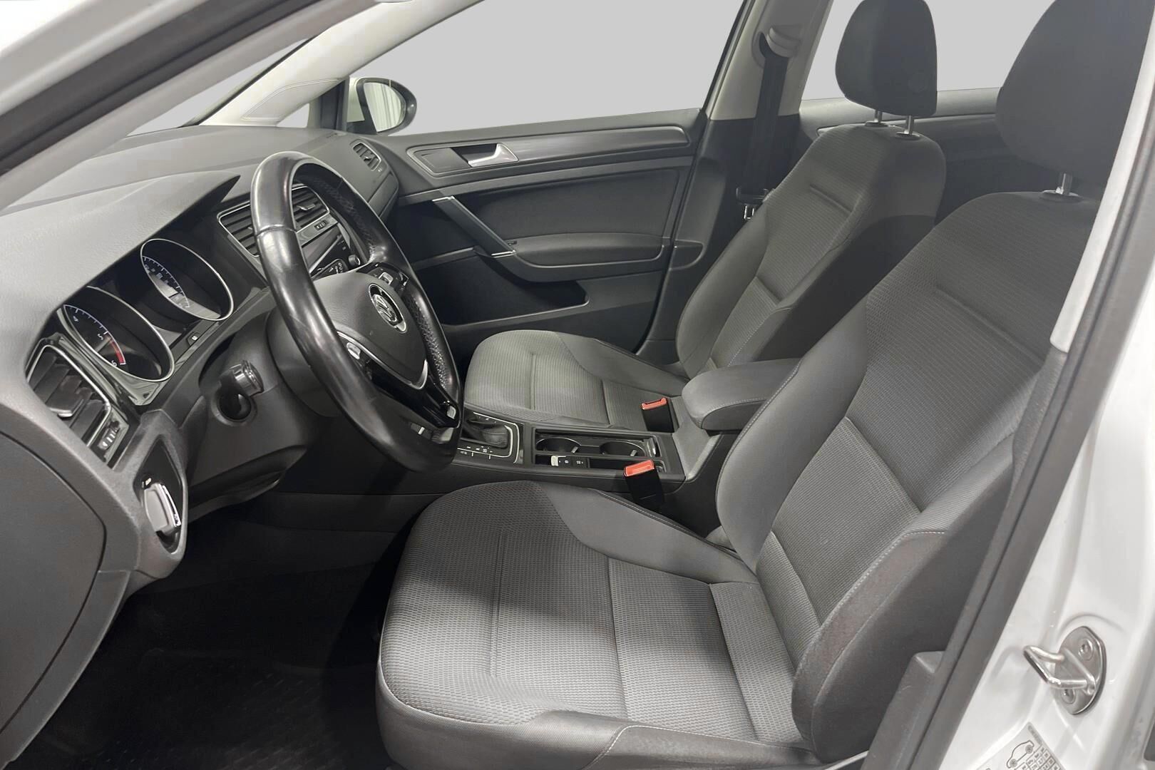 Volkswagen Golf iso kuva 9
