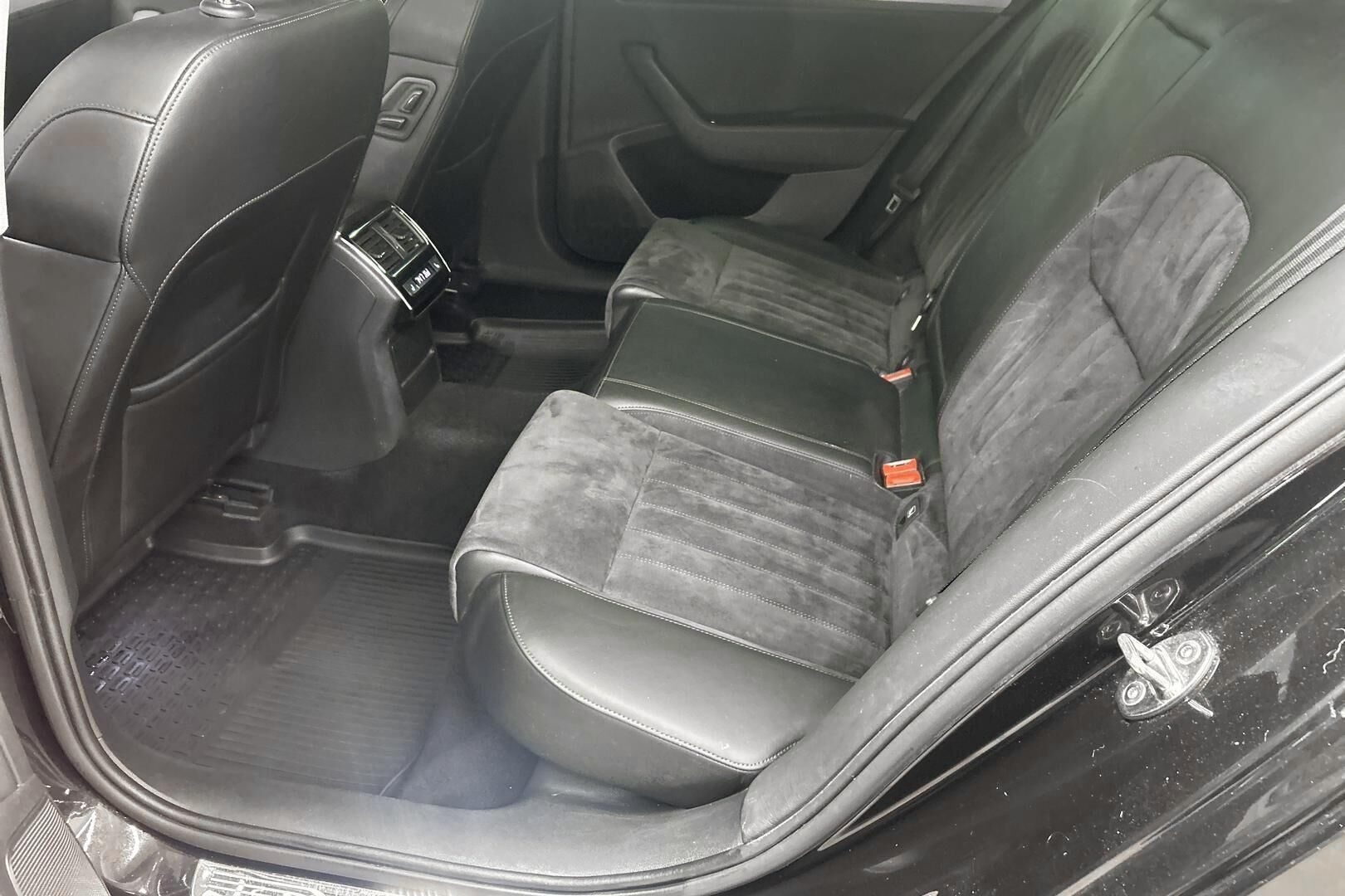 Skoda Superb iso kuva 10