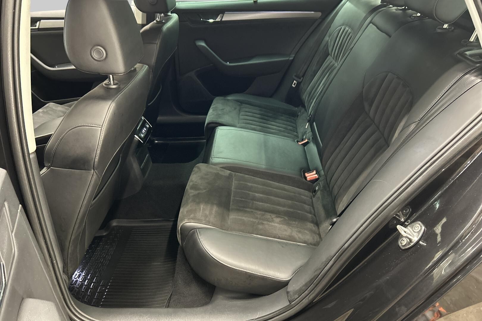 Skoda Superb iso kuva 10