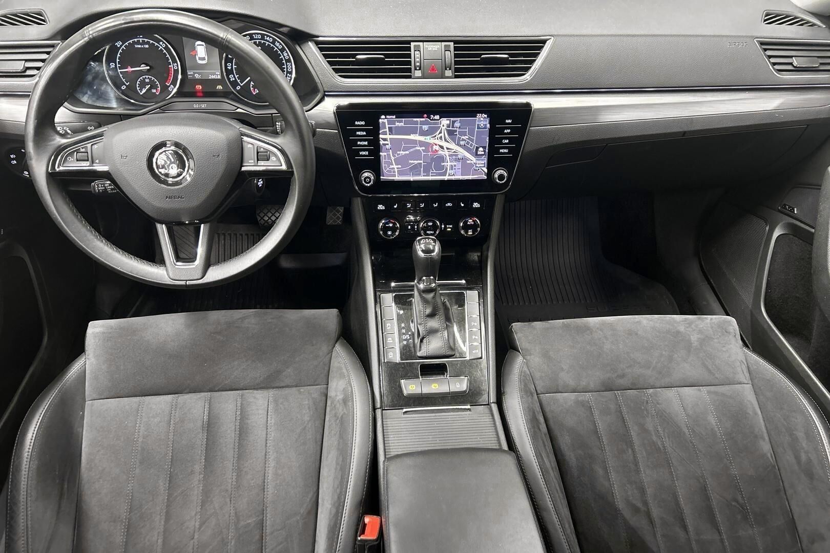 Skoda Superb iso kuva 11