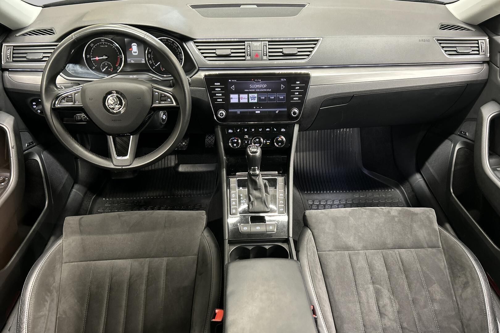 Skoda Superb iso kuva 11