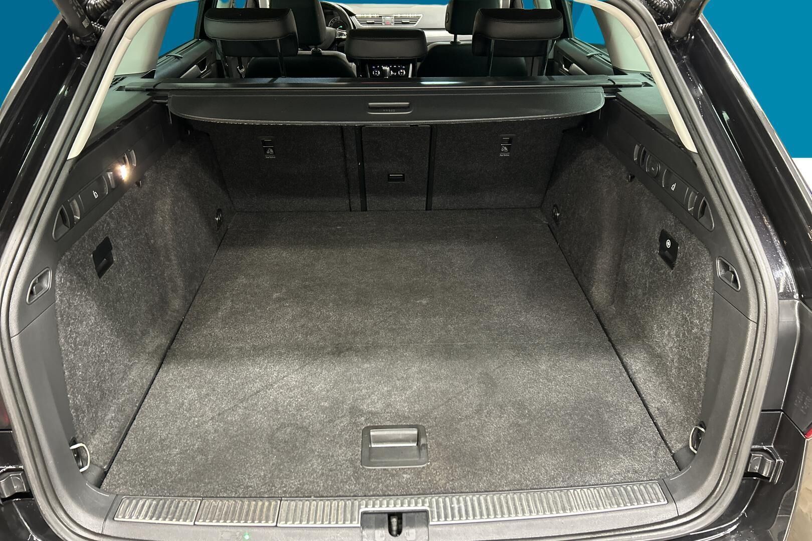 Skoda Superb iso kuva 12
