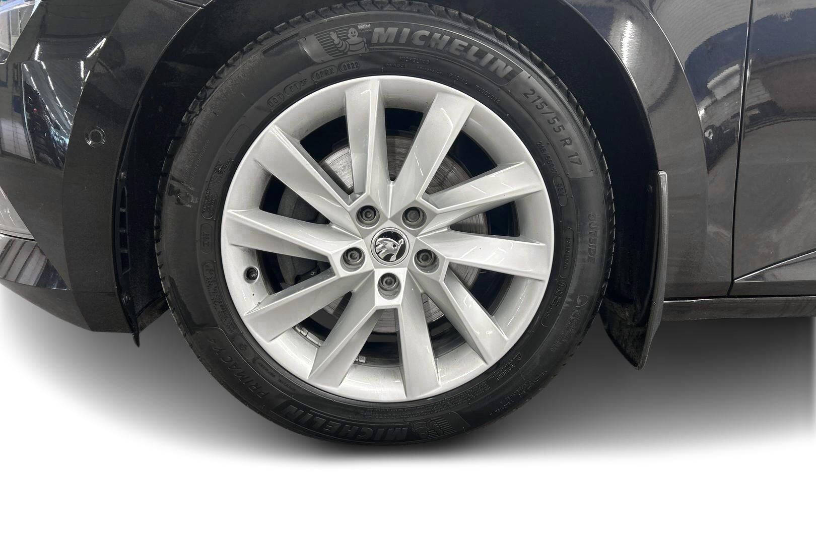 Skoda Superb iso kuva 13