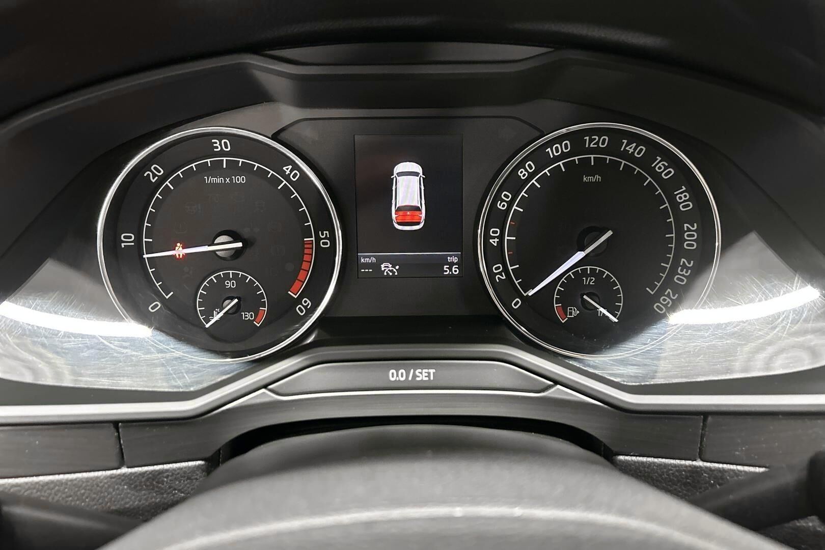 Skoda Superb iso kuva 14