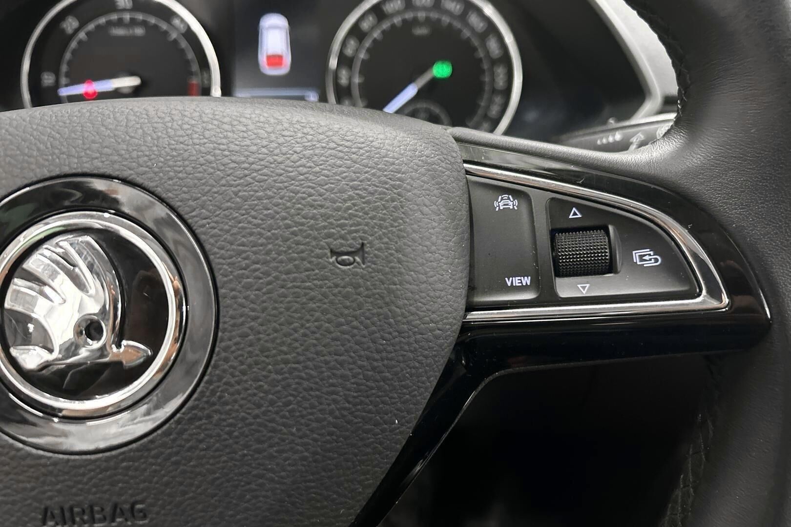 Skoda Superb iso kuva 17