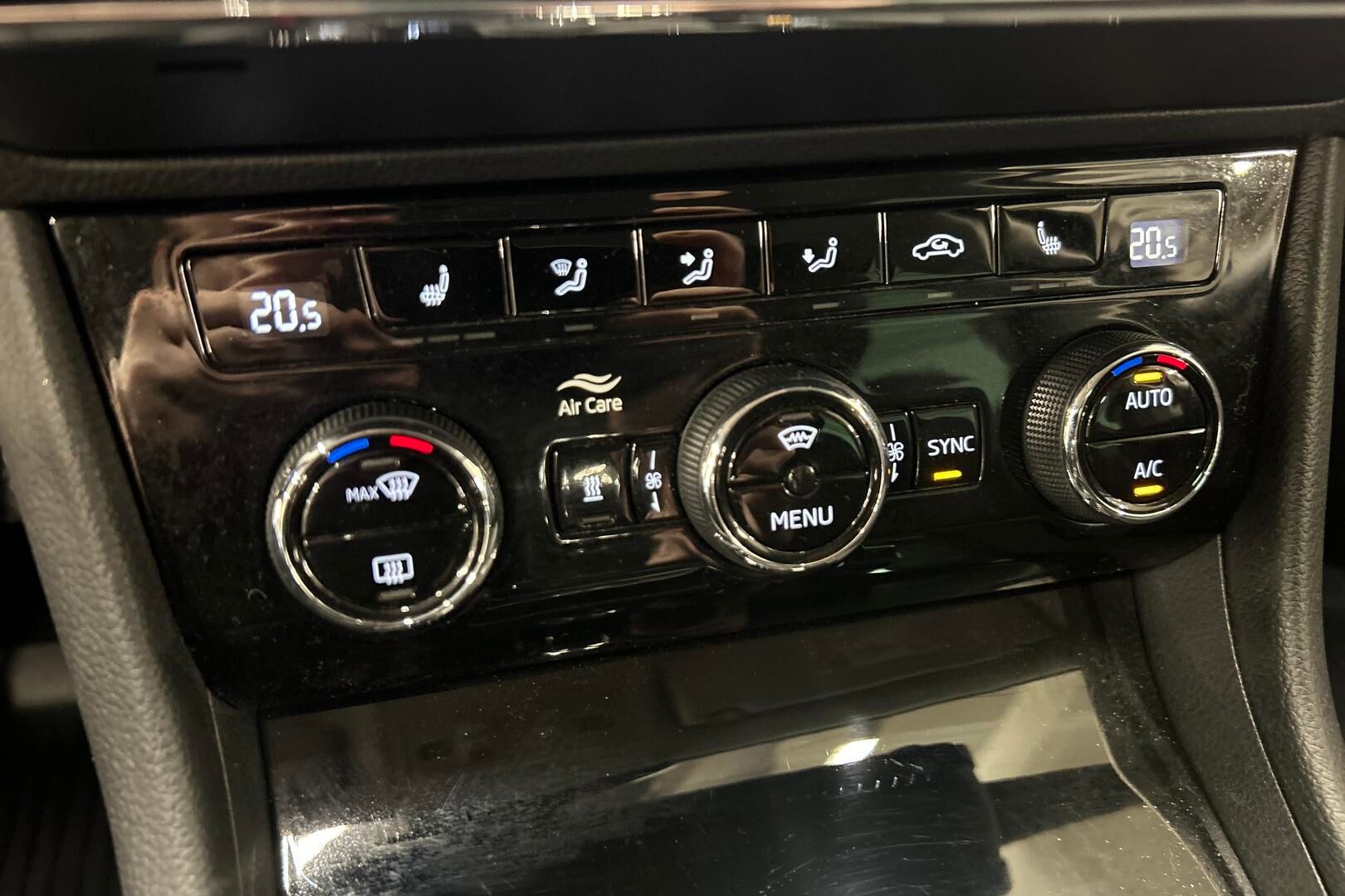 Skoda Superb iso kuva 24