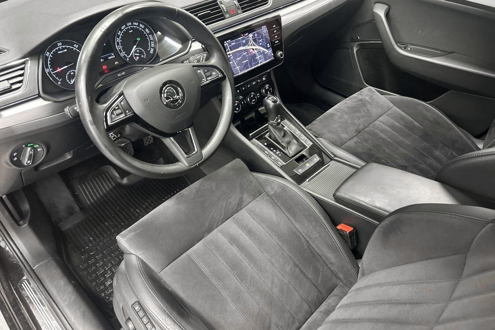Skoda Superb iso kuva 9