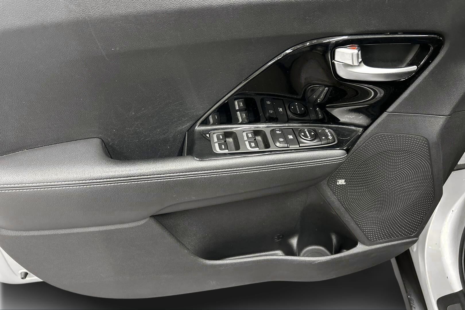 Kia Niro plug-in iso kuva 14