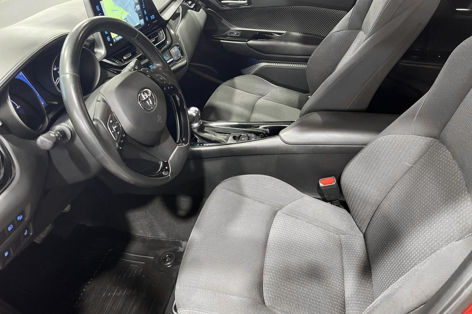 Toyota C-HR iso kuva 9