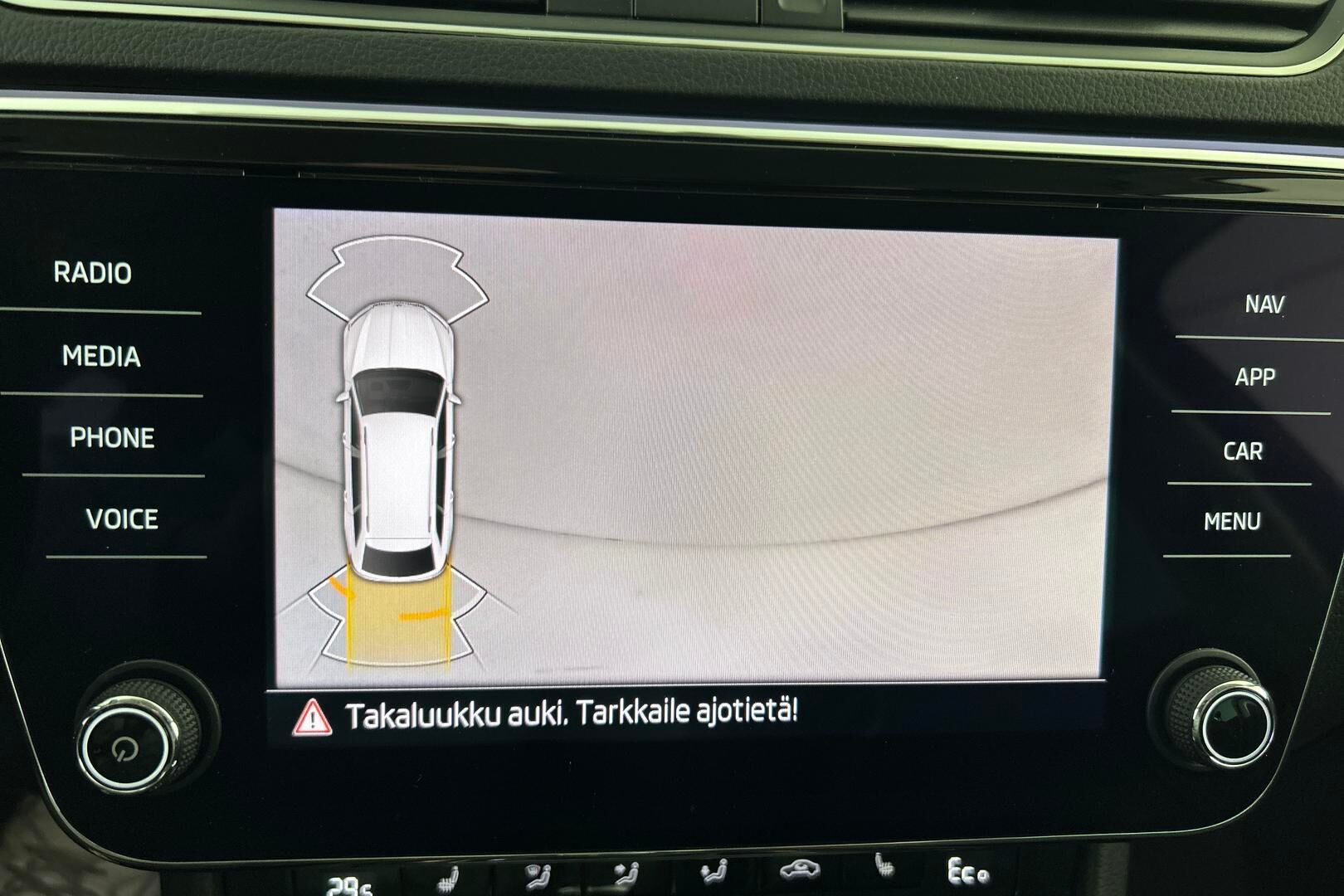 Skoda Superb iso kuva 14