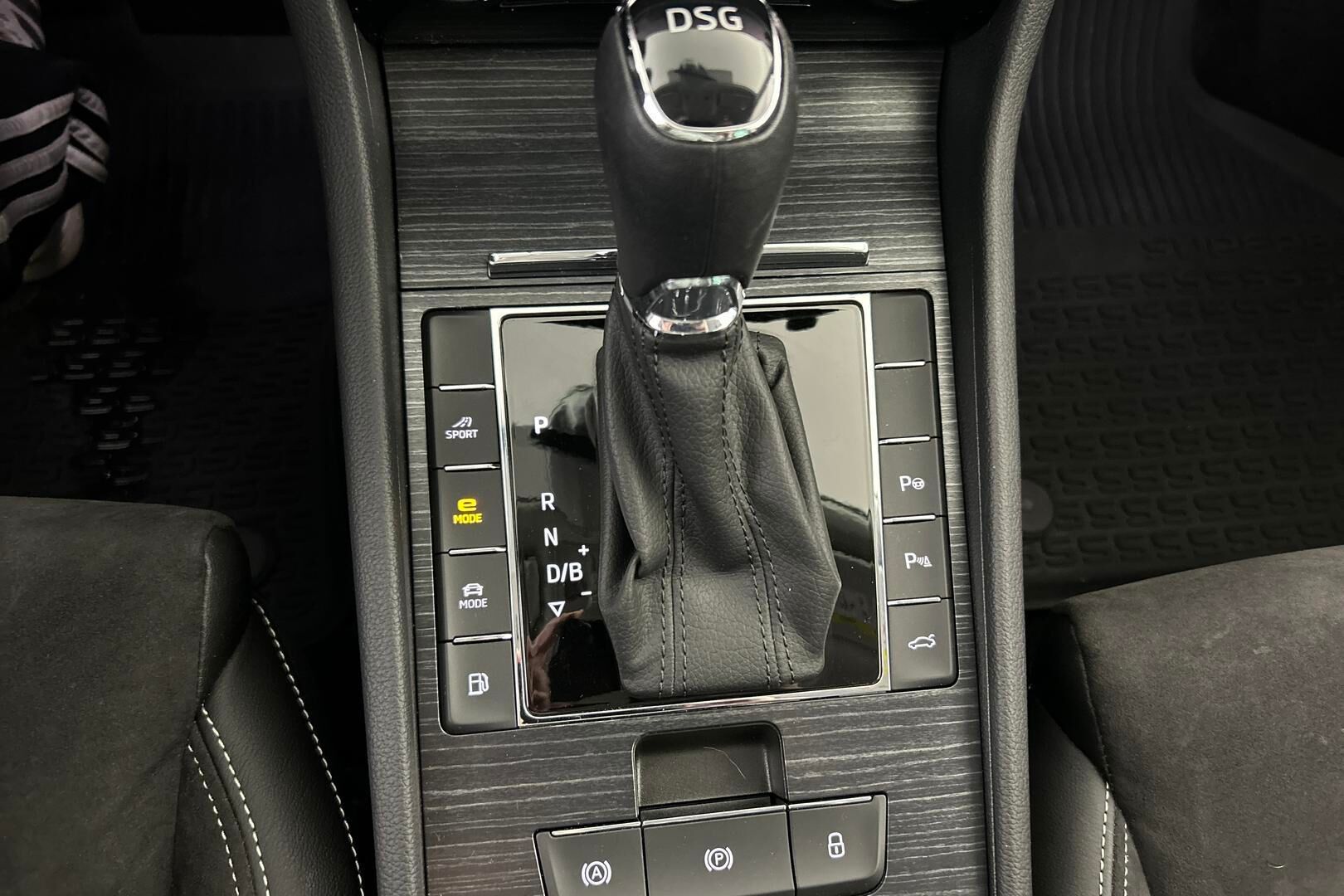 Skoda Superb iso kuva 18
