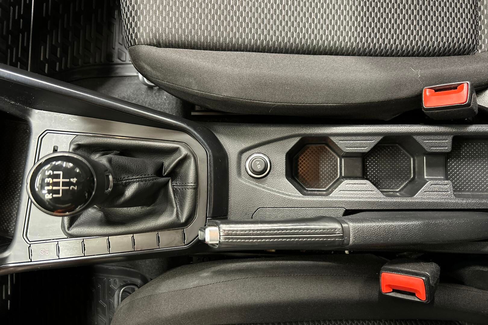 Volkswagen Polo iso kuva 16