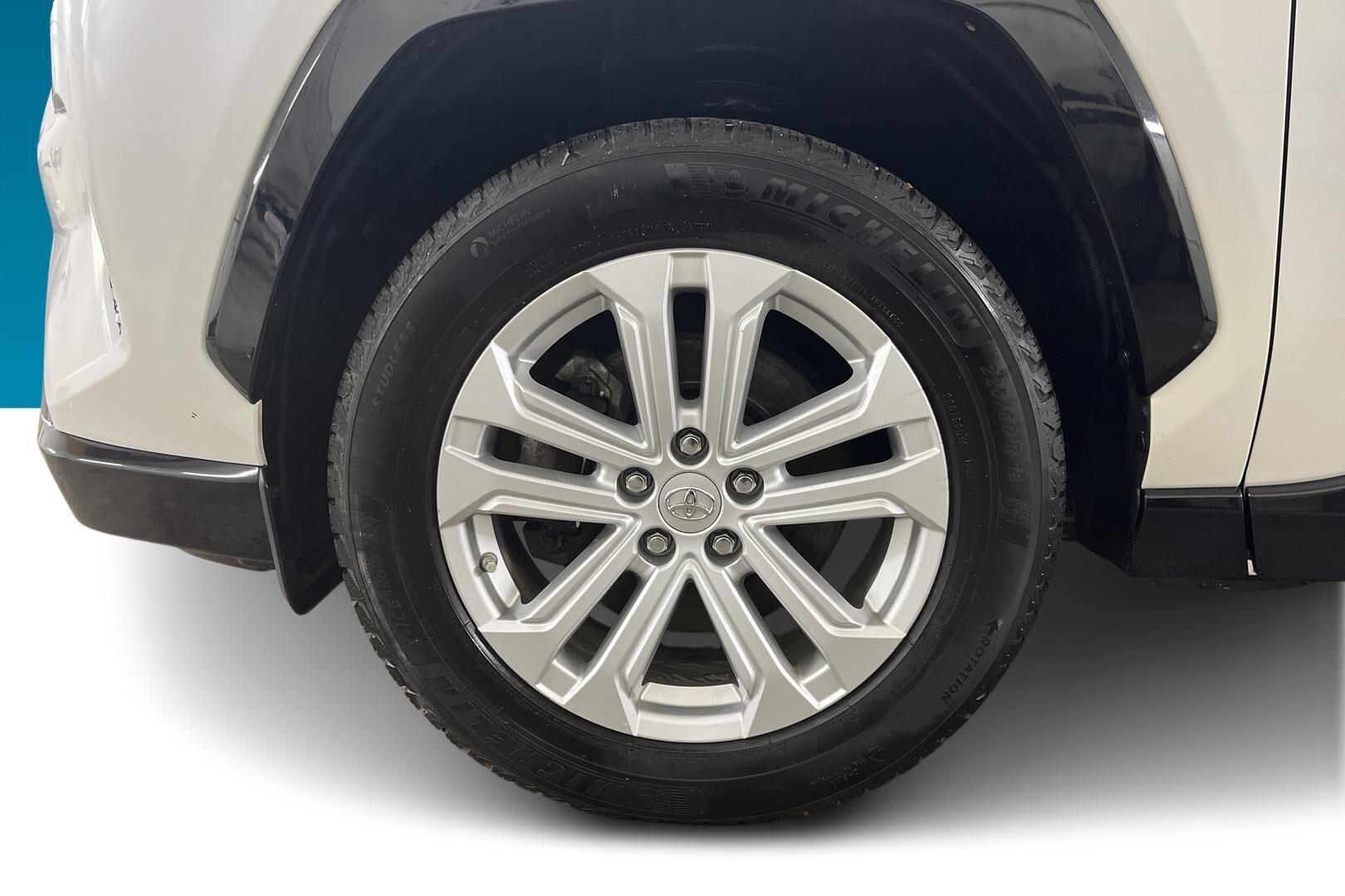 Toyota RAV4 iso kuva 12