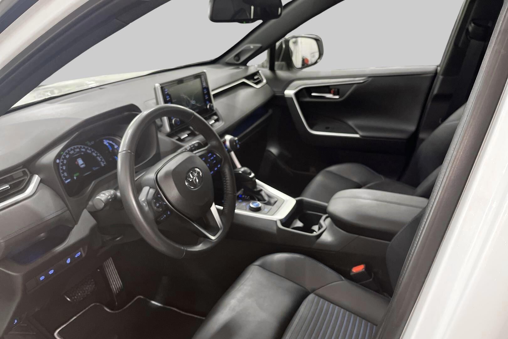 Toyota RAV4 iso kuva 8