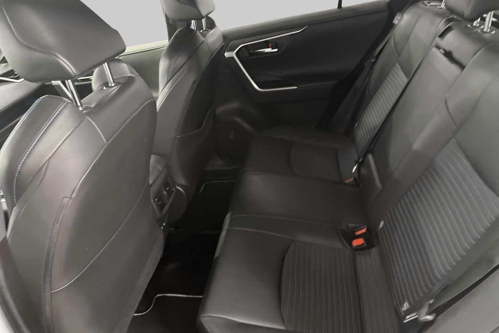 Toyota RAV4 iso kuva 9