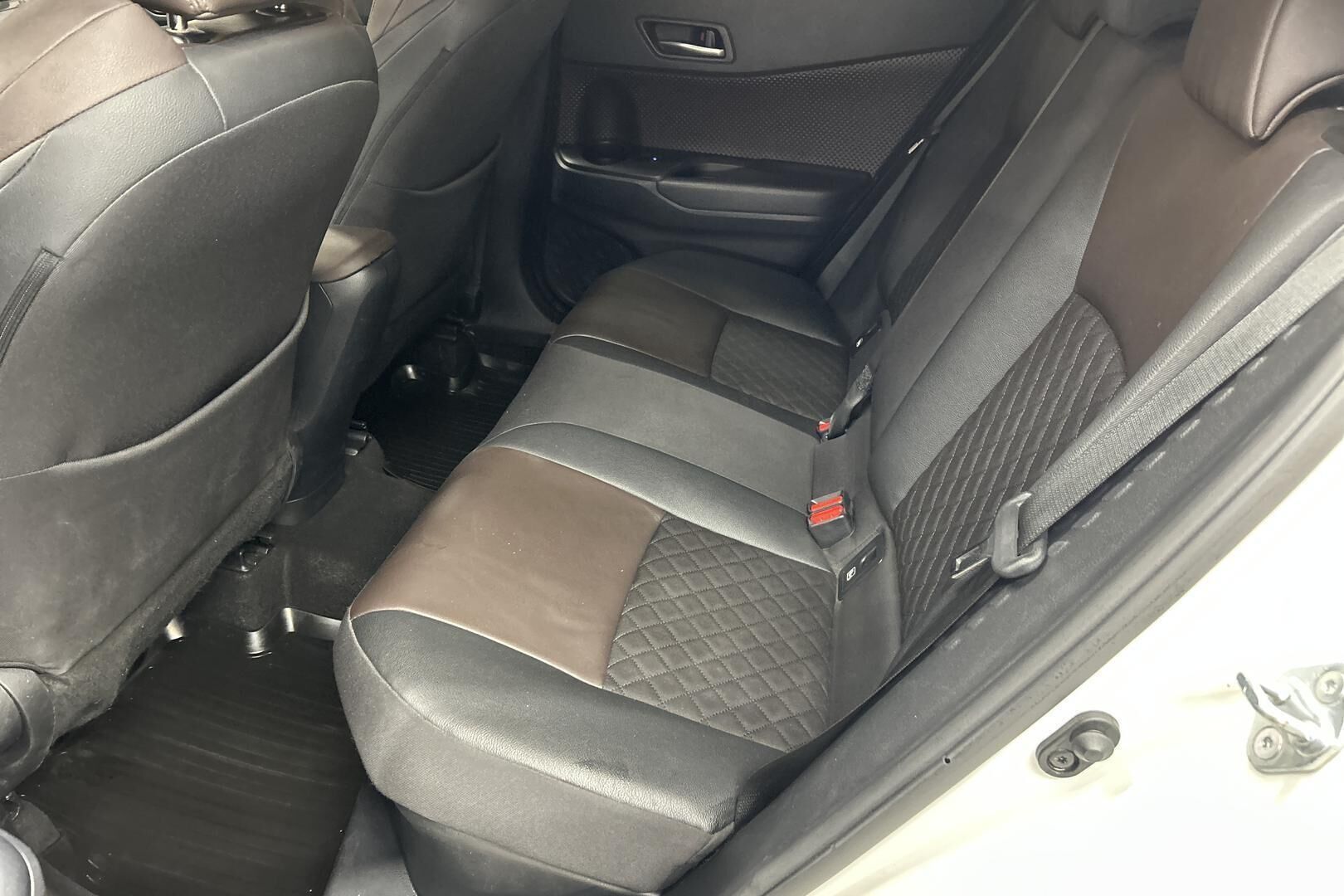 Toyota C-HR iso kuva 10
