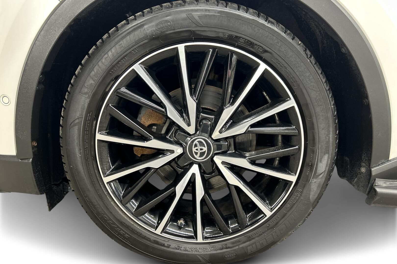 Toyota C-HR iso kuva 13