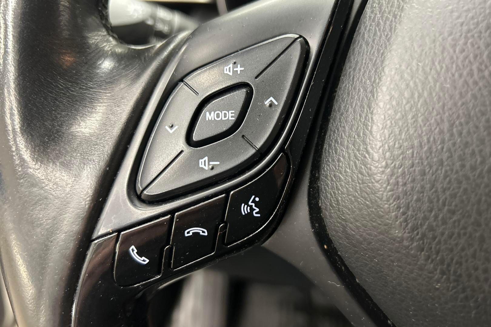 Toyota C-HR iso kuva 17