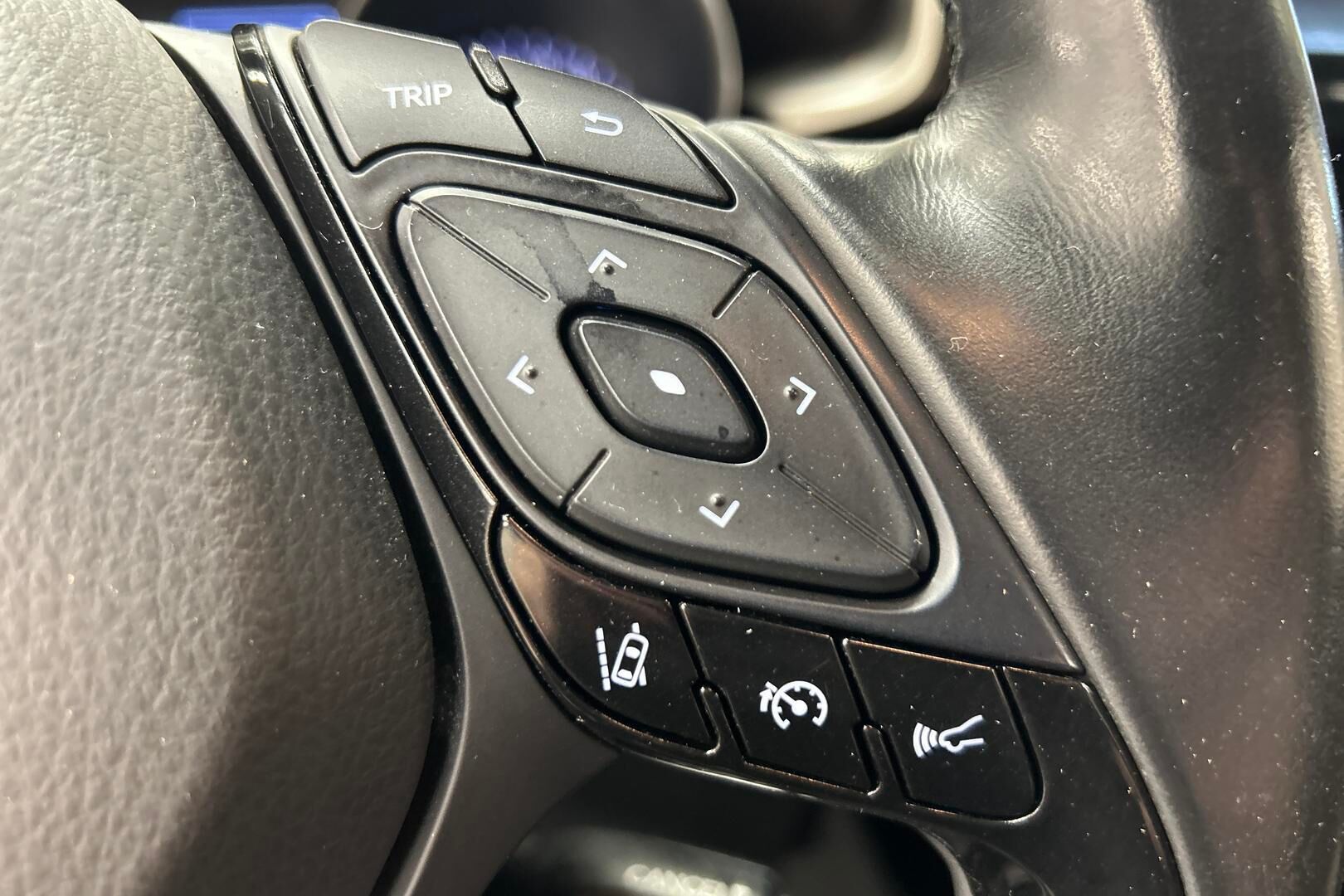 Toyota C-HR iso kuva 18