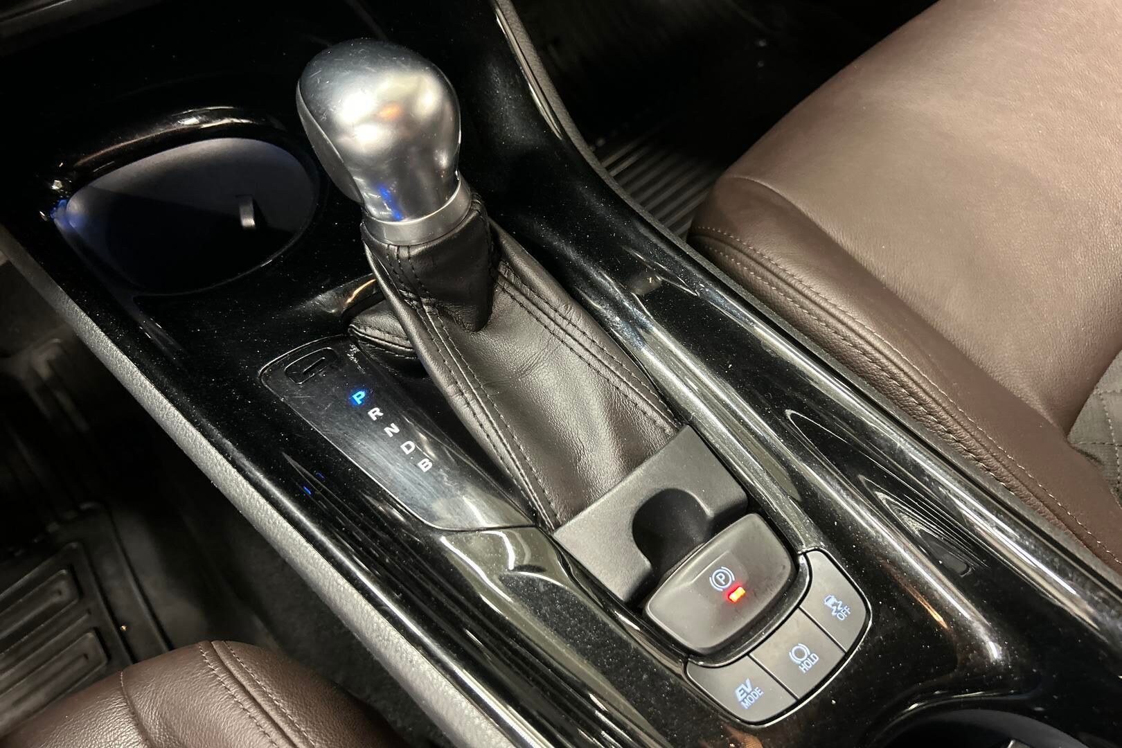 Toyota C-HR iso kuva 24