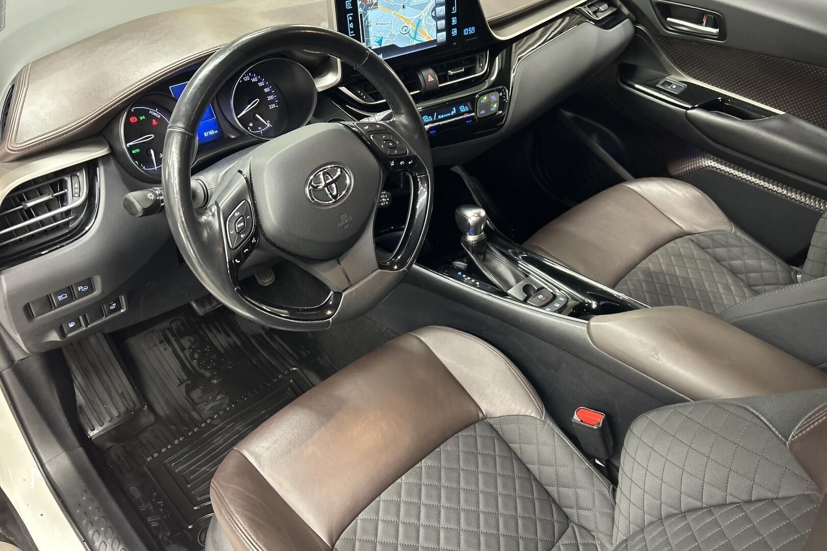 Toyota C-HR iso kuva 9