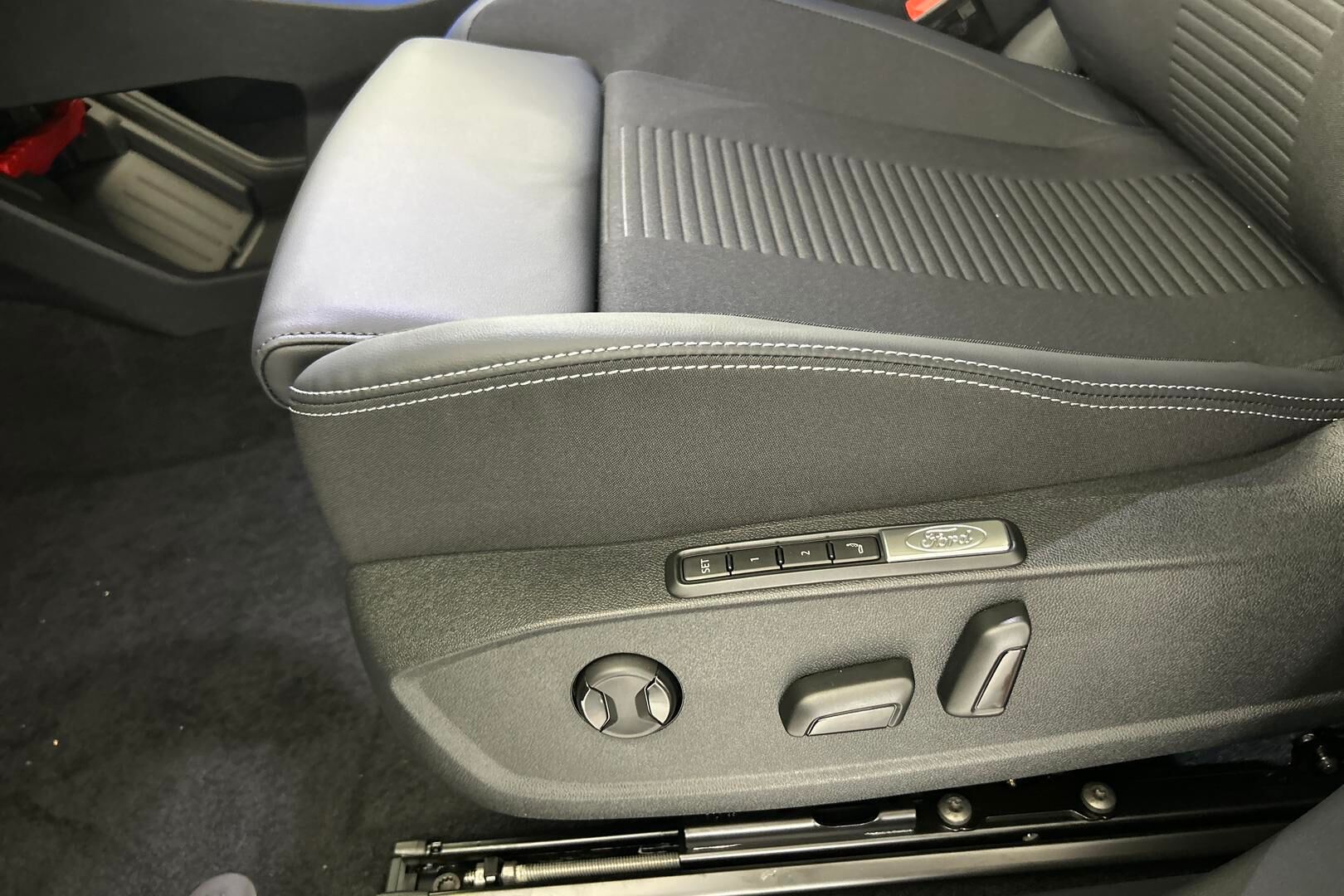 Ford Explorer iso kuva 24