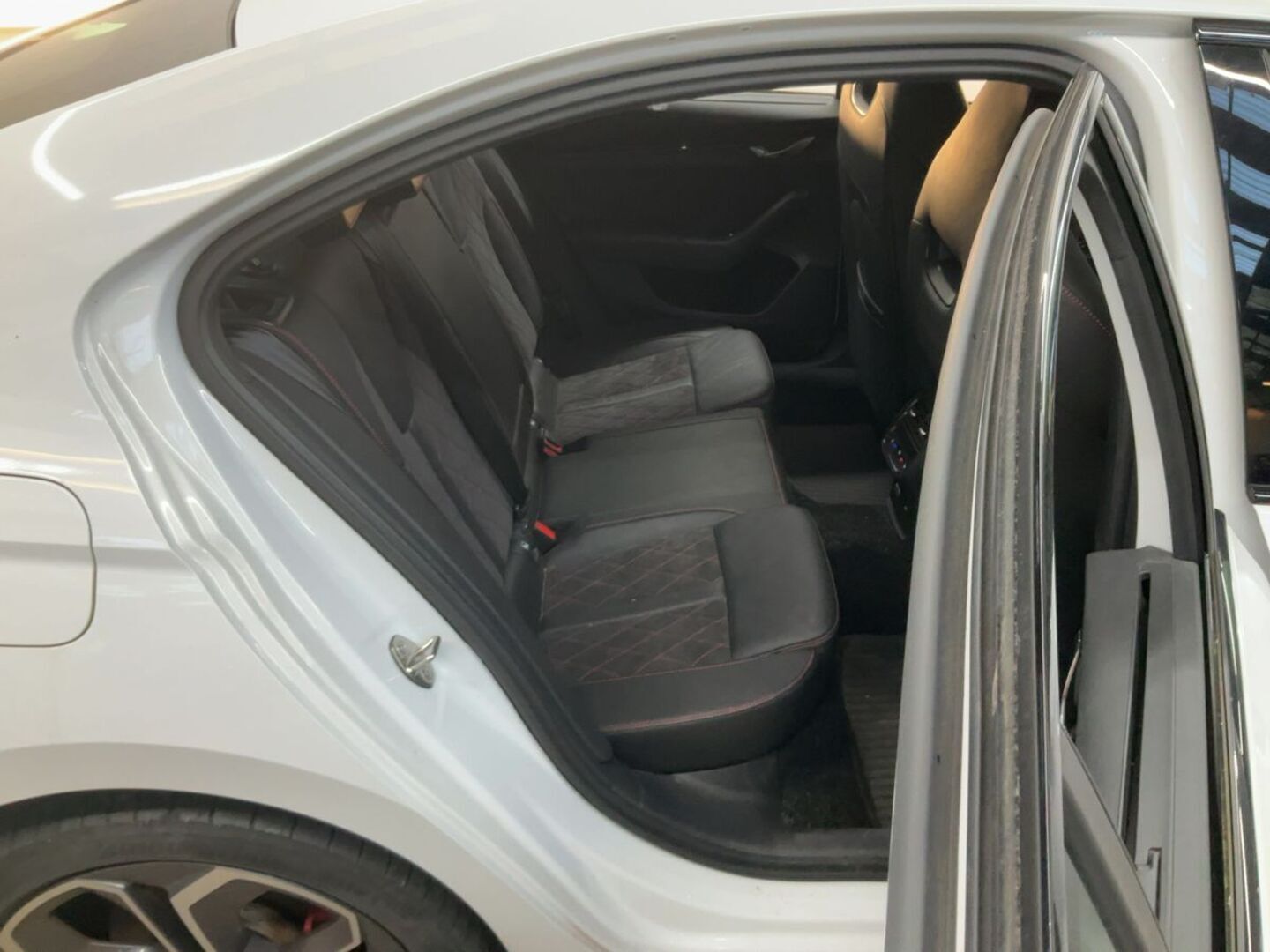 SKODA OCTAVIA iso kuva 3