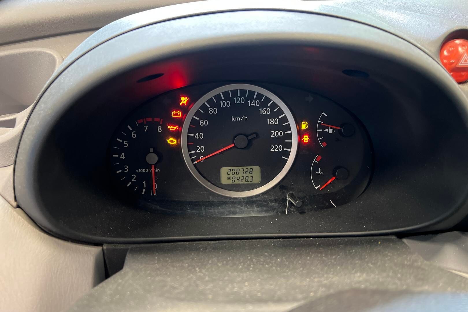 Nissan Almera Tino iso kuva 19