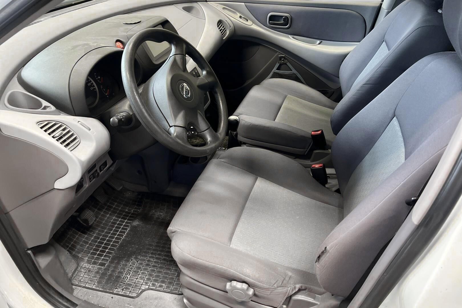 Nissan Almera Tino iso kuva 8