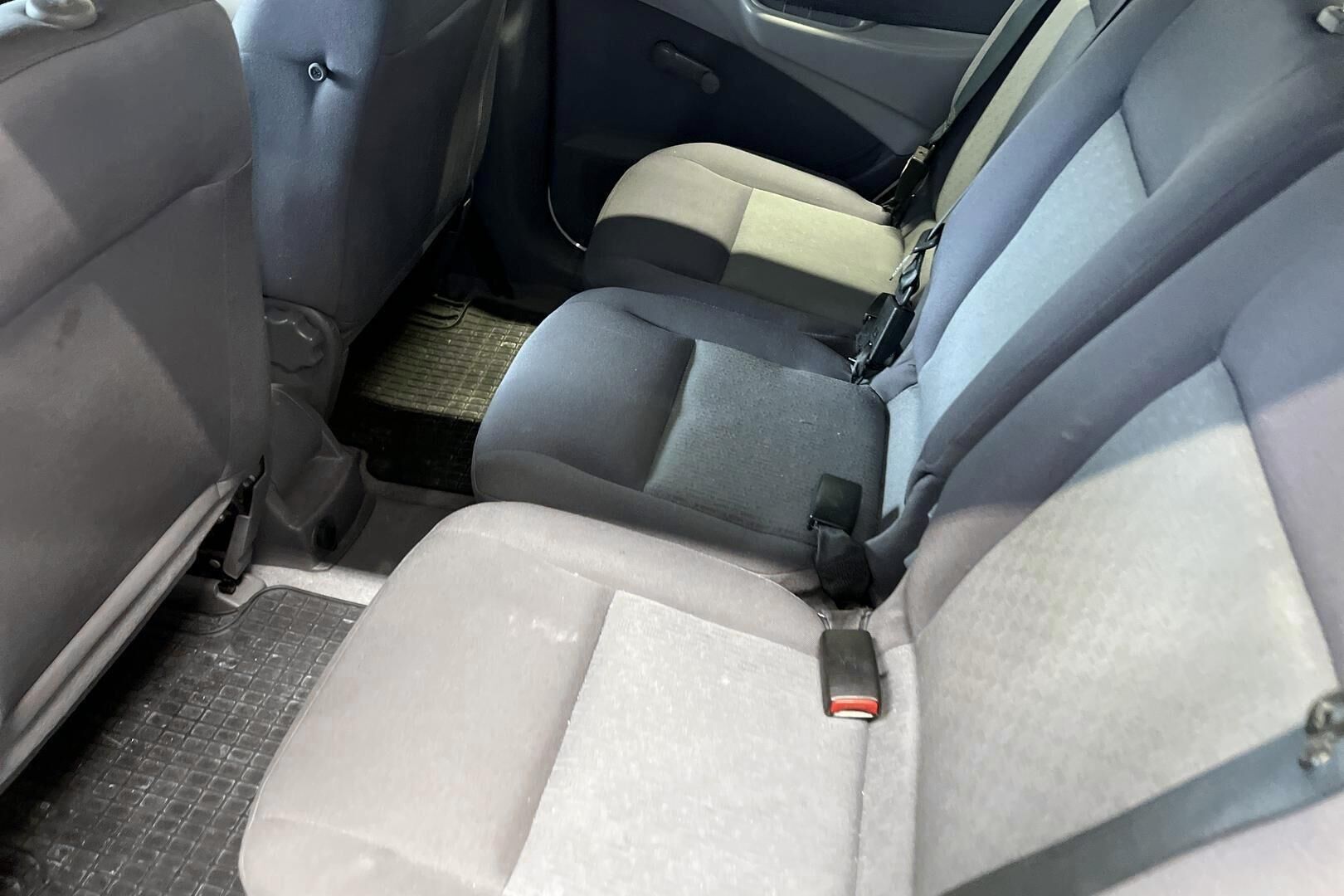 Nissan Almera Tino iso kuva 9