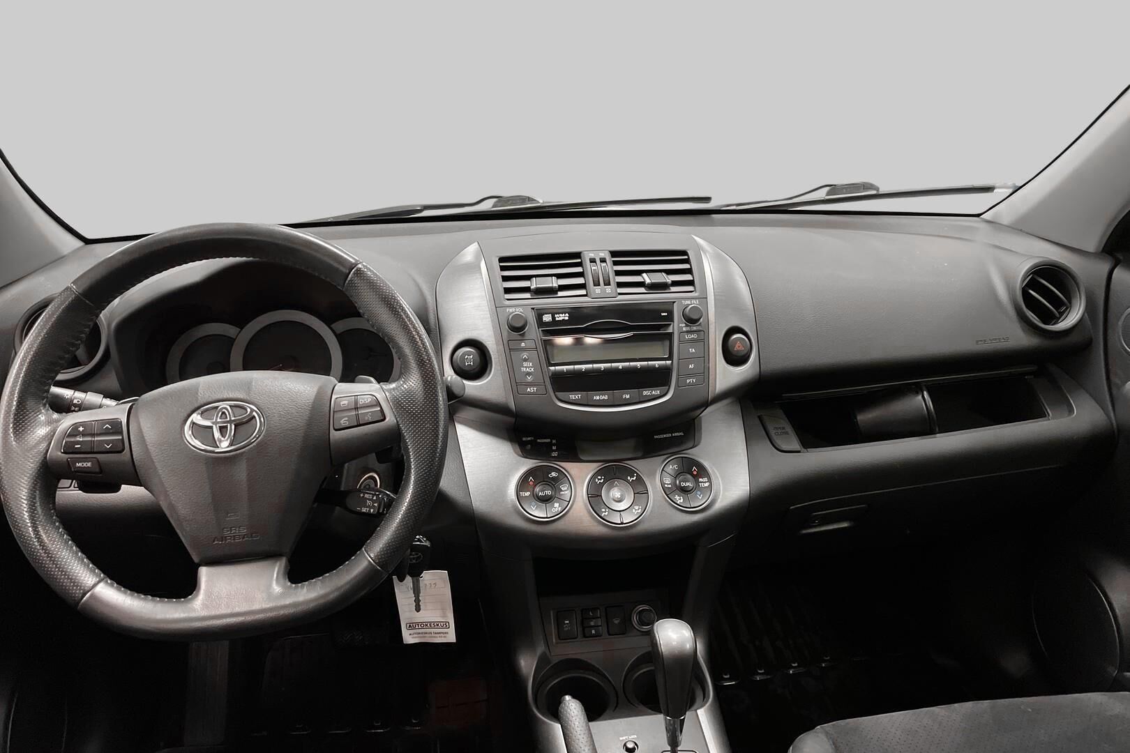 Toyota RAV4 iso kuva 11