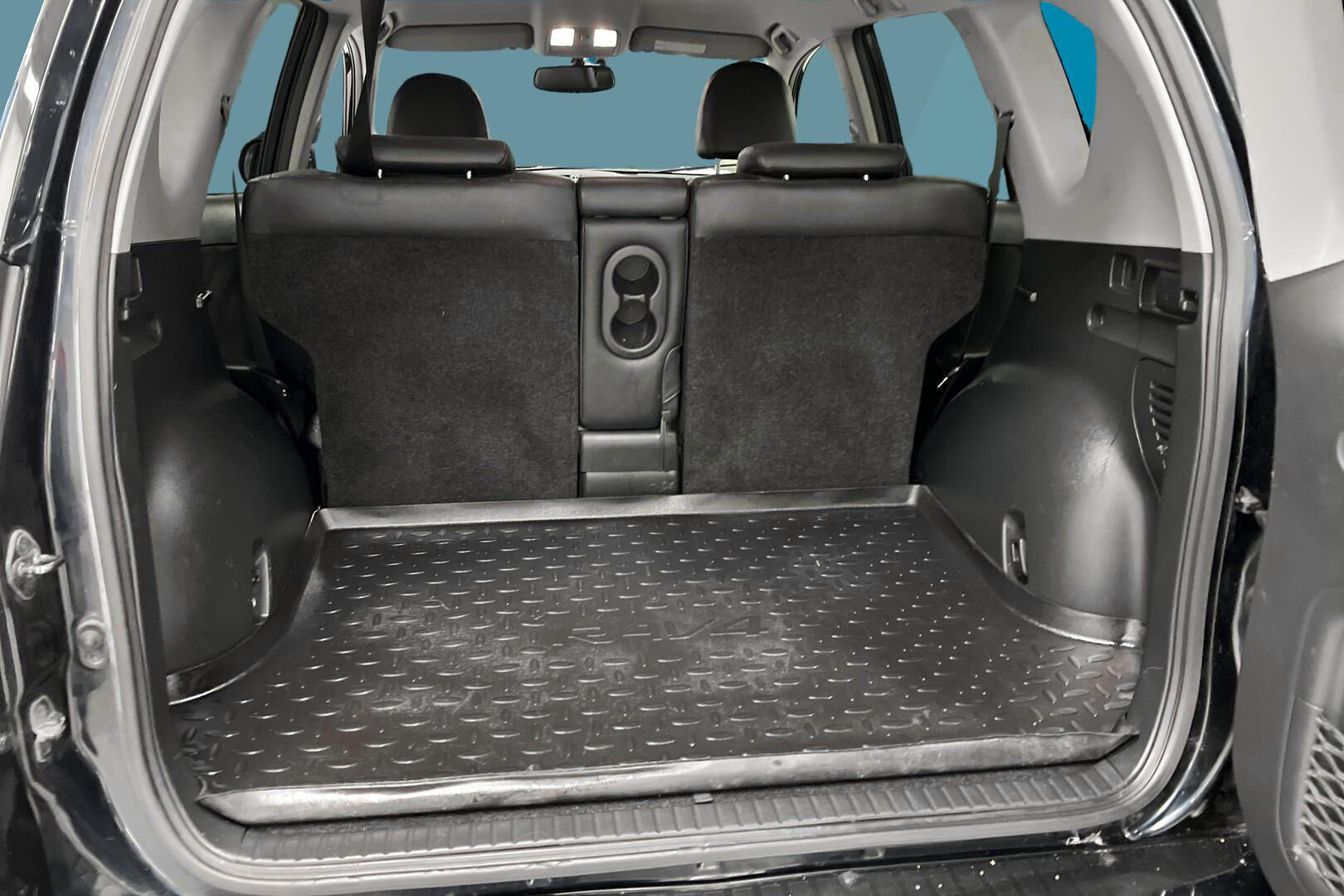 Toyota RAV4 iso kuva 12