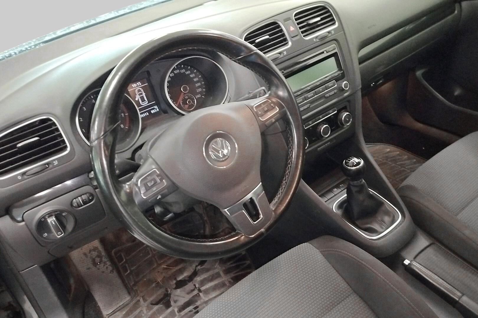 Volkswagen Golf iso kuva 2