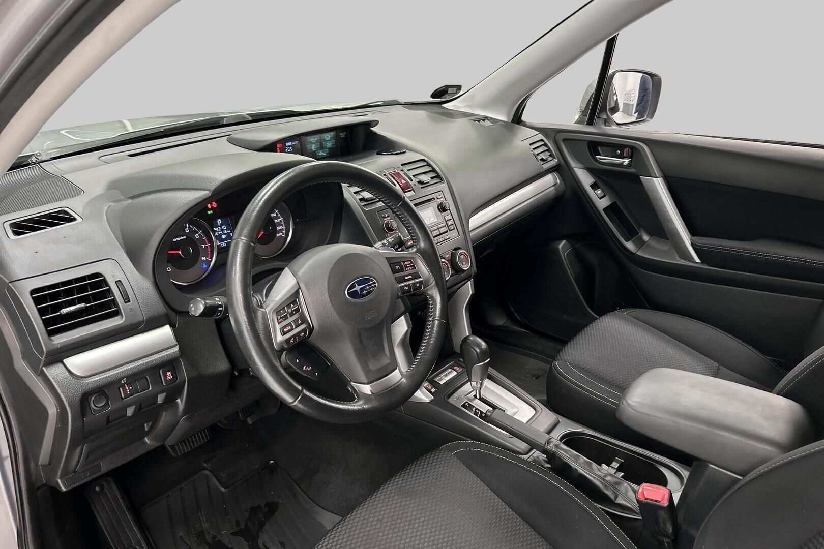 Subaru Forester iso kuva 8