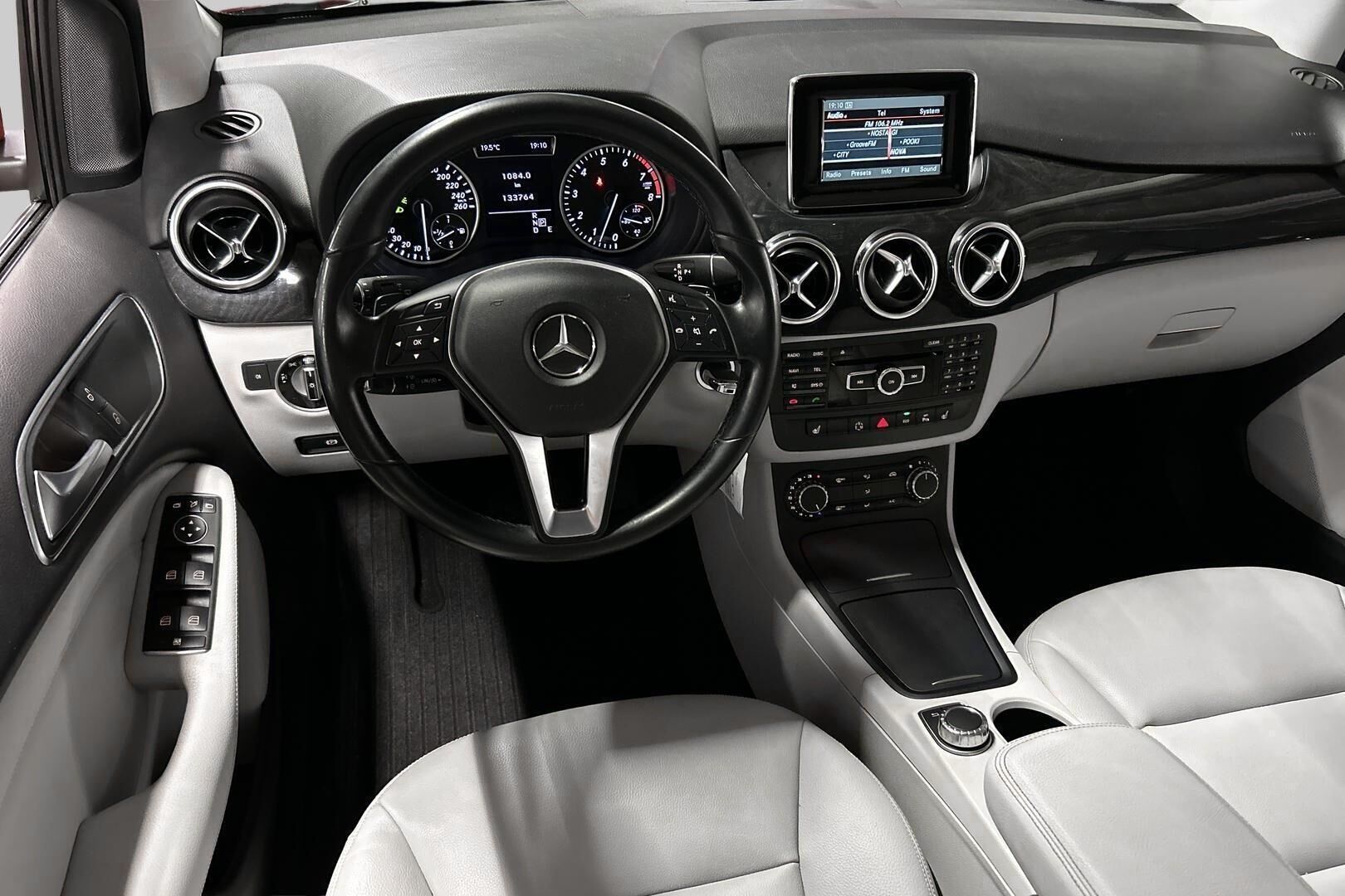 Mercedes-Benz B iso kuva 33