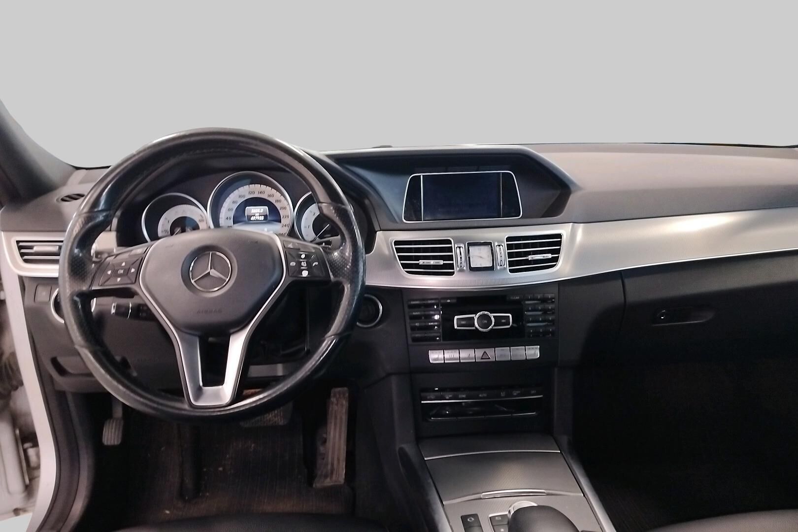 Mercedes-Benz E iso kuva 10