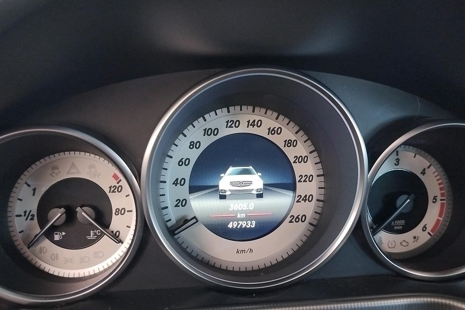 Mercedes-Benz E iso kuva 21