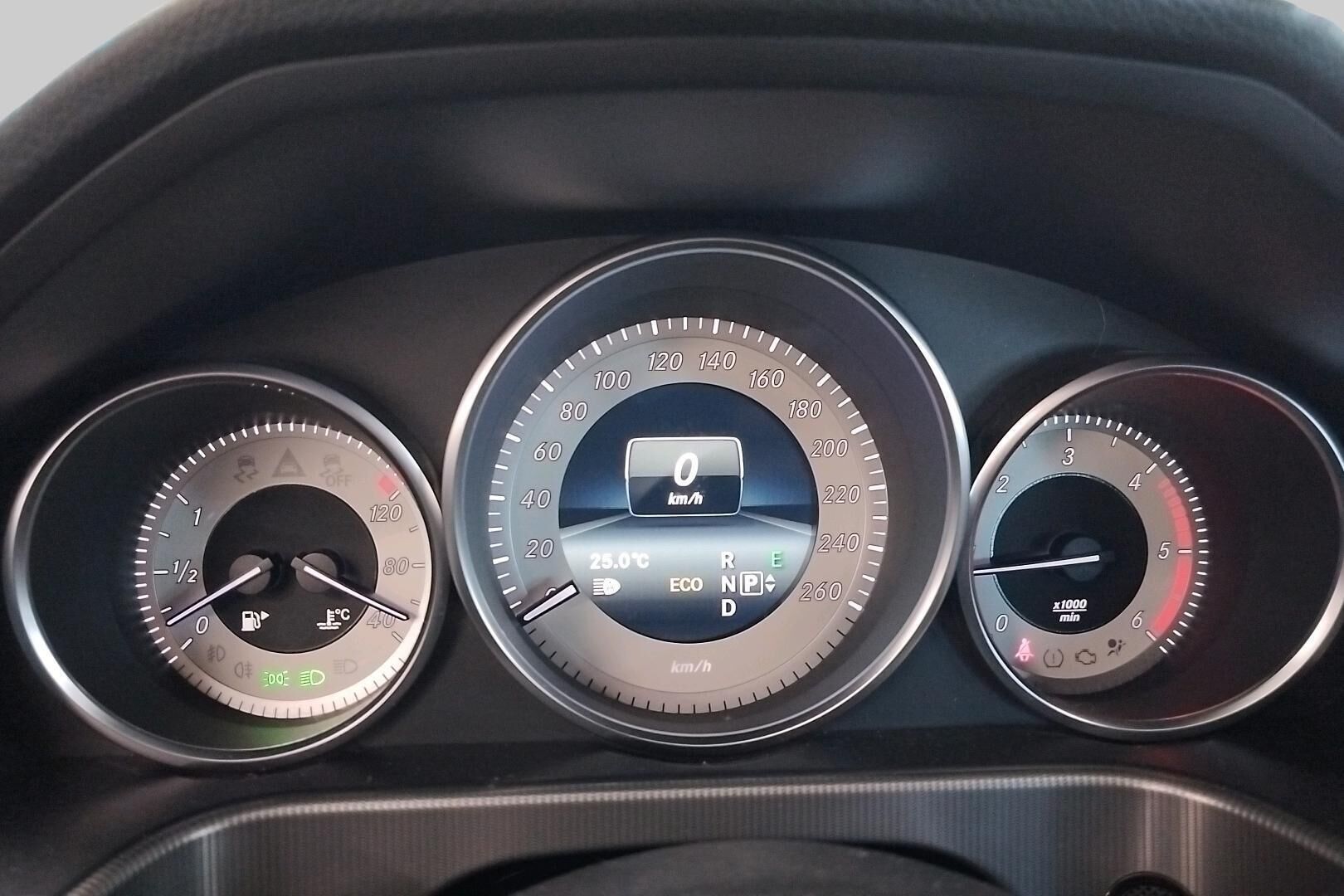 Mercedes-Benz E iso kuva 22