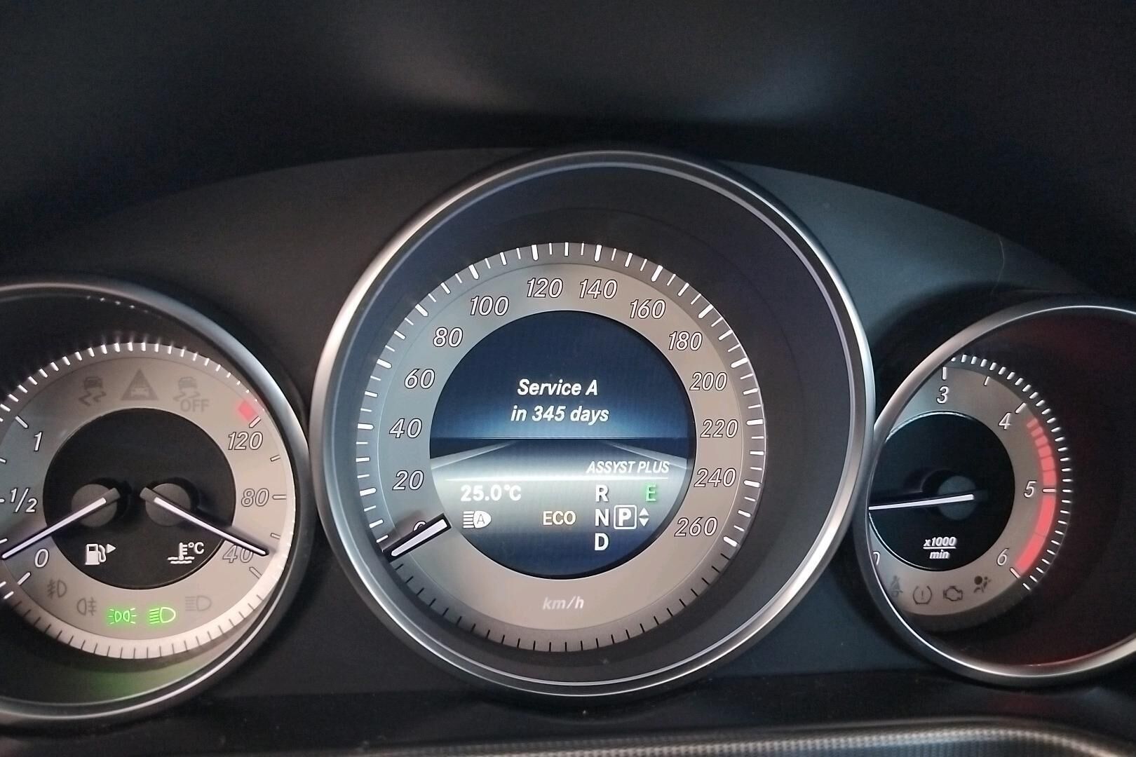Mercedes-Benz E iso kuva 23