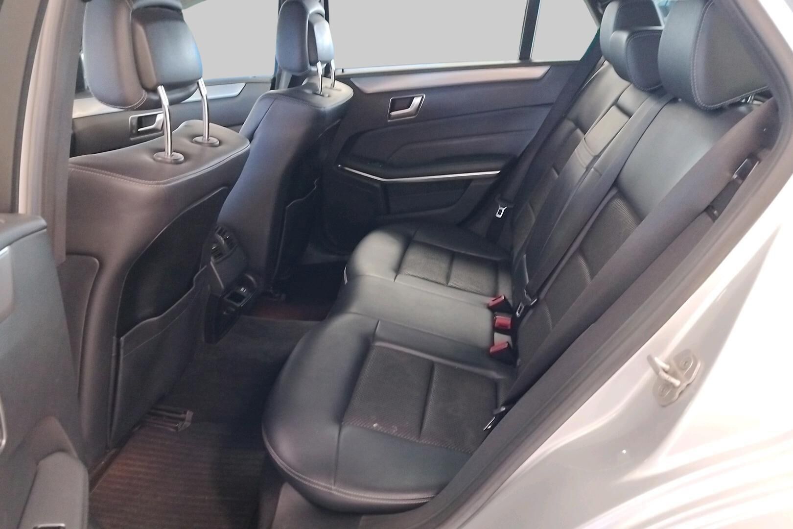 Mercedes-Benz E iso kuva 9