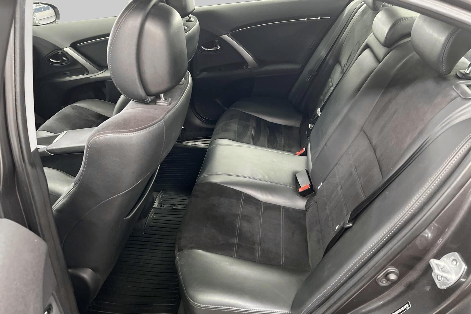 Toyota Avensis iso kuva 3
