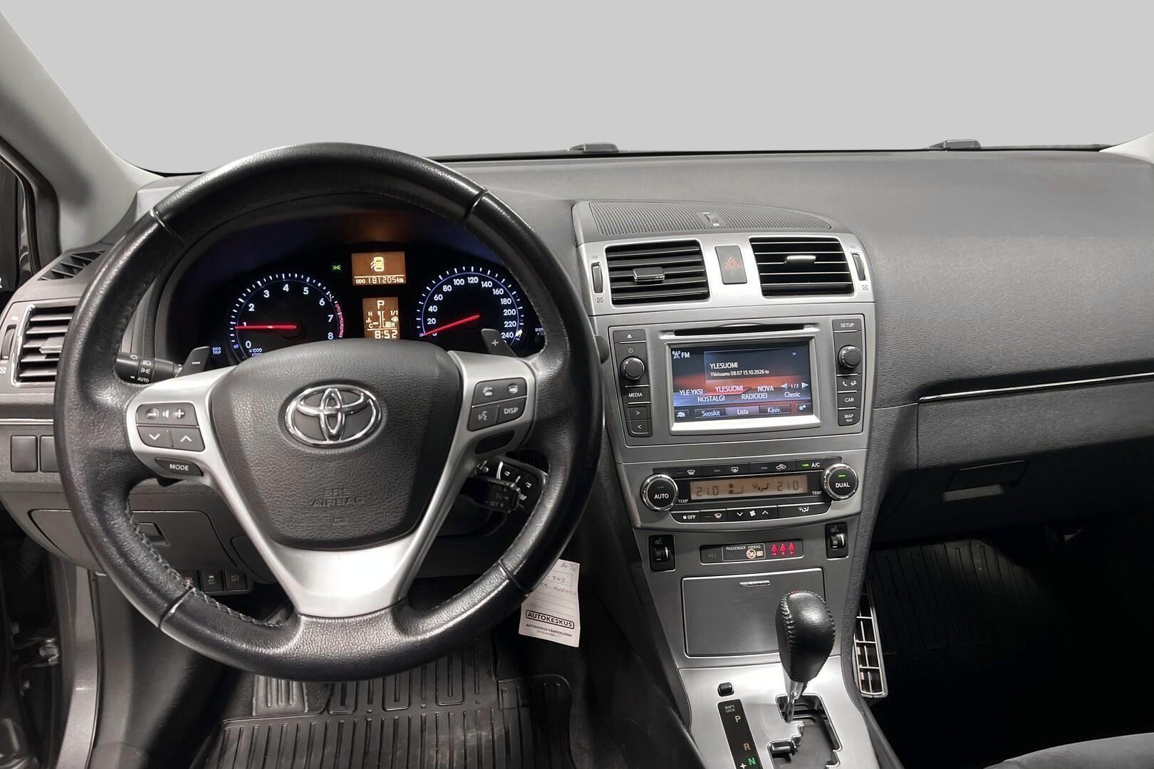 Toyota Avensis iso kuva 15
