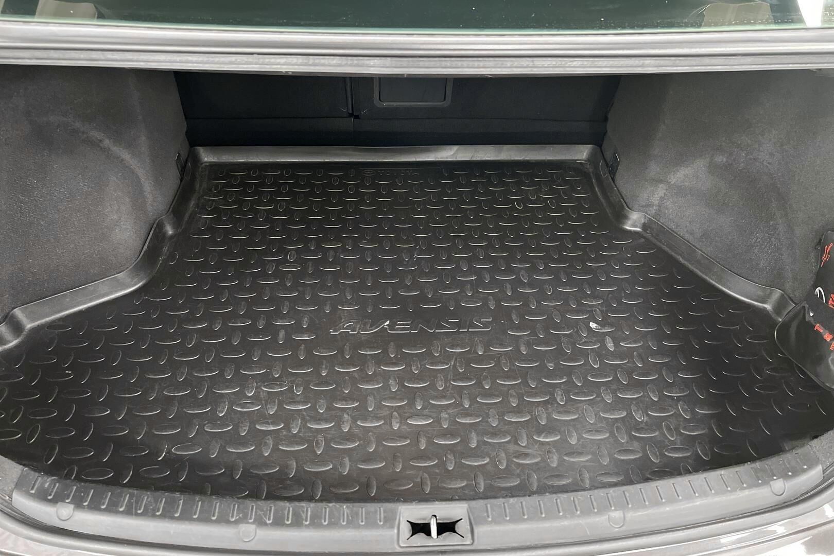 Toyota Avensis iso kuva 4