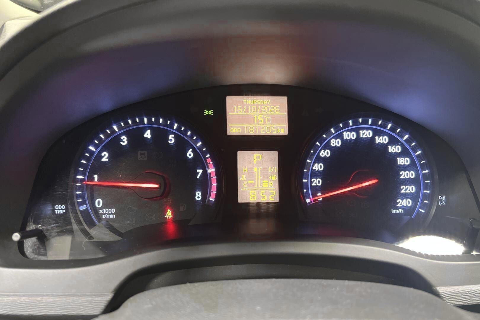 Toyota Avensis iso kuva 17