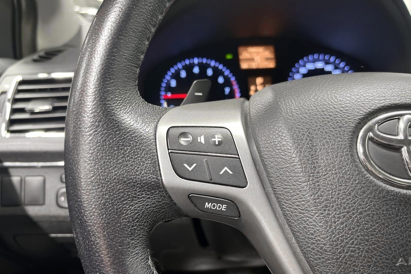 Toyota Avensis iso kuva 19