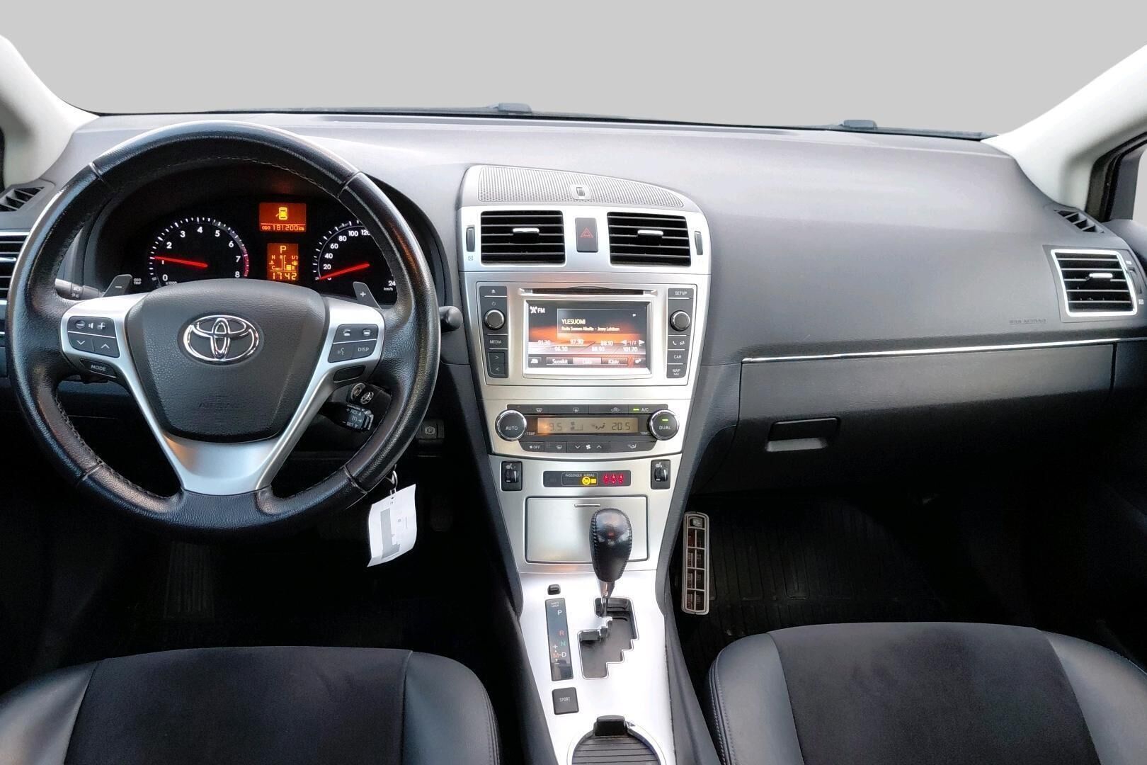 Toyota Avensis iso kuva 2
