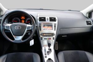 Toyota Avensis esikatselu 2