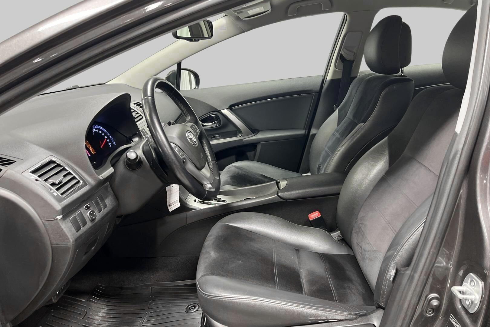 Toyota Avensis iso kuva 14