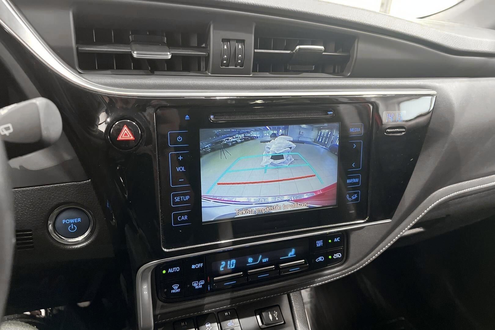 Toyota Auris iso kuva 10