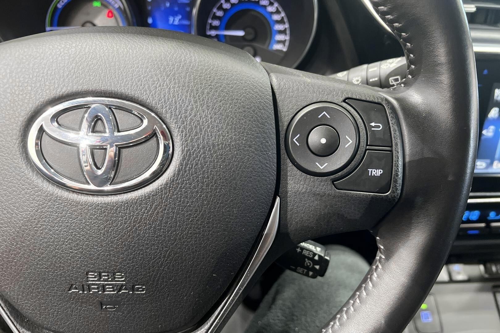 Toyota Auris iso kuva 13